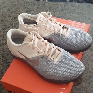 Nike Womens Metcon 4 Training shoe Size 9